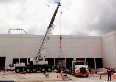 Maniobras manuales en Cancún: Colocación de chillers de 15 toneladas.