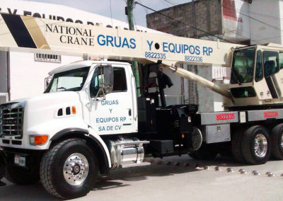 Renta grúa en Cancún: Grúa tipo titán, Grúa National.